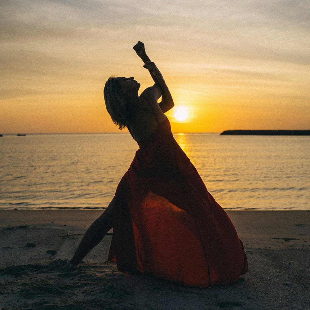 Schosskraft - Sexualität und Träumen, Lust und Wissen, Womens Ways, Frau am Strand